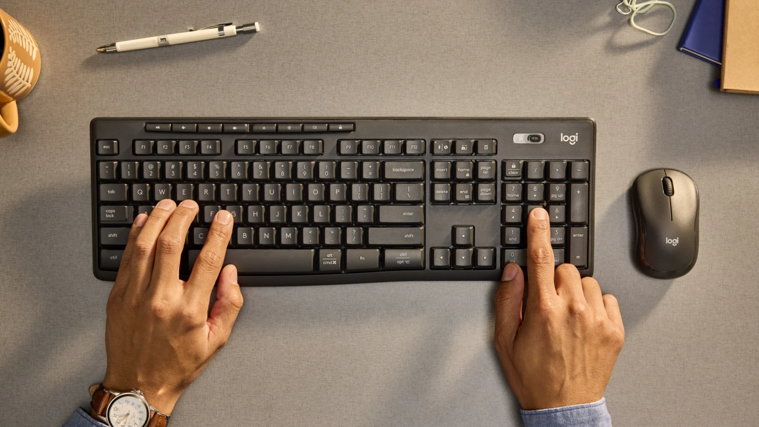 Logitech MK370 toetsenbord en muis op een werkplek