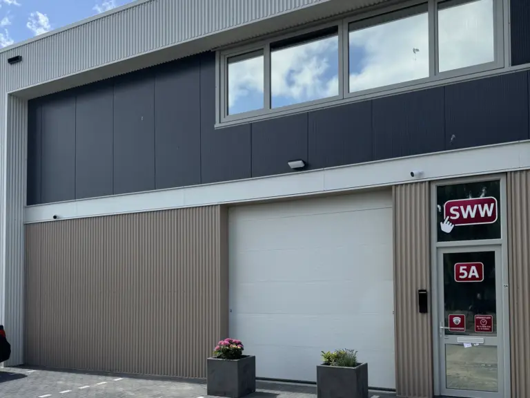 Winkel en werkplaats van SWW Computer aan de Kelvinstraat 5A in Zoetermeer