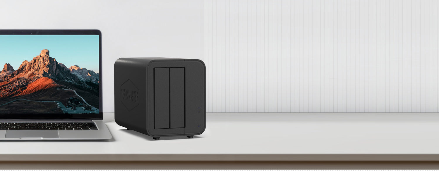 TerraMaster D5 Hybrid als USB-opslag naast een laptop