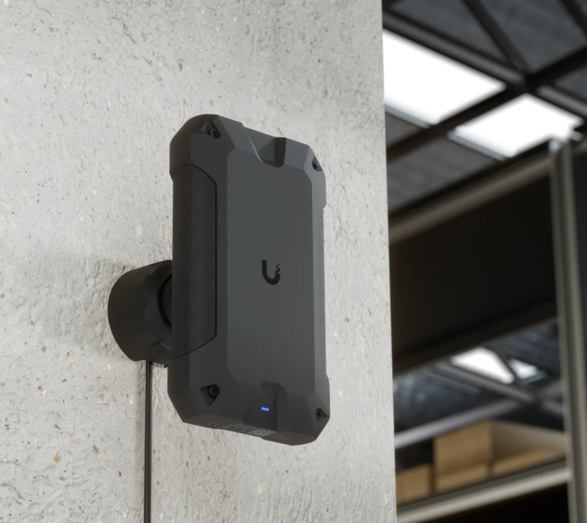UniFi U7 Industrial aan een wand in een industriële omgeving