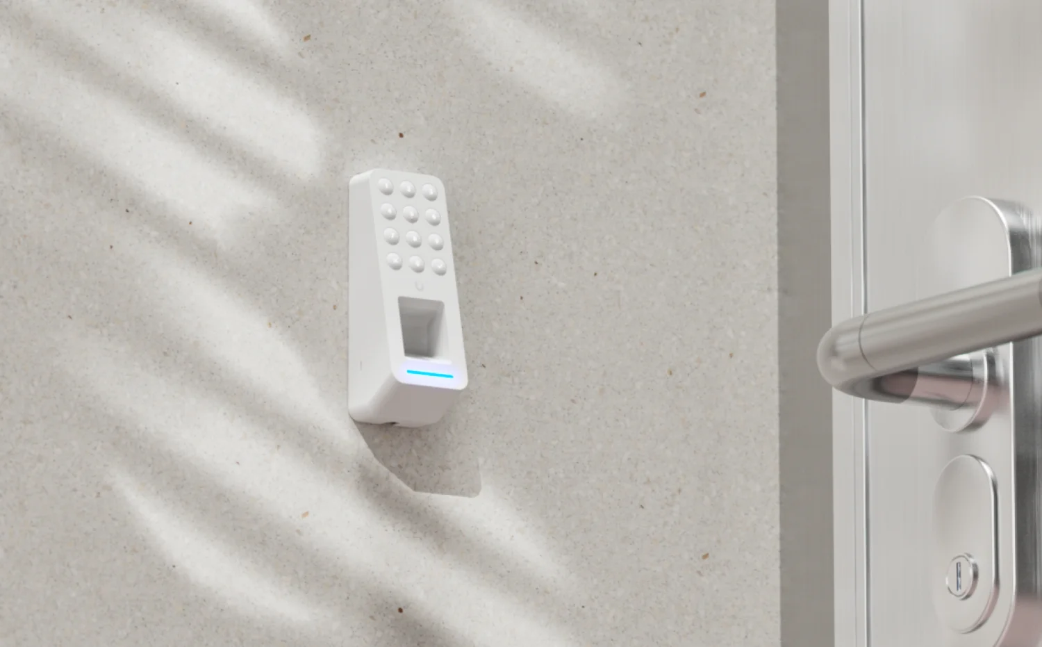 Ubiquiti UA-G3-Fingerprint-W witte lezer op een lichte muur naast een deur
