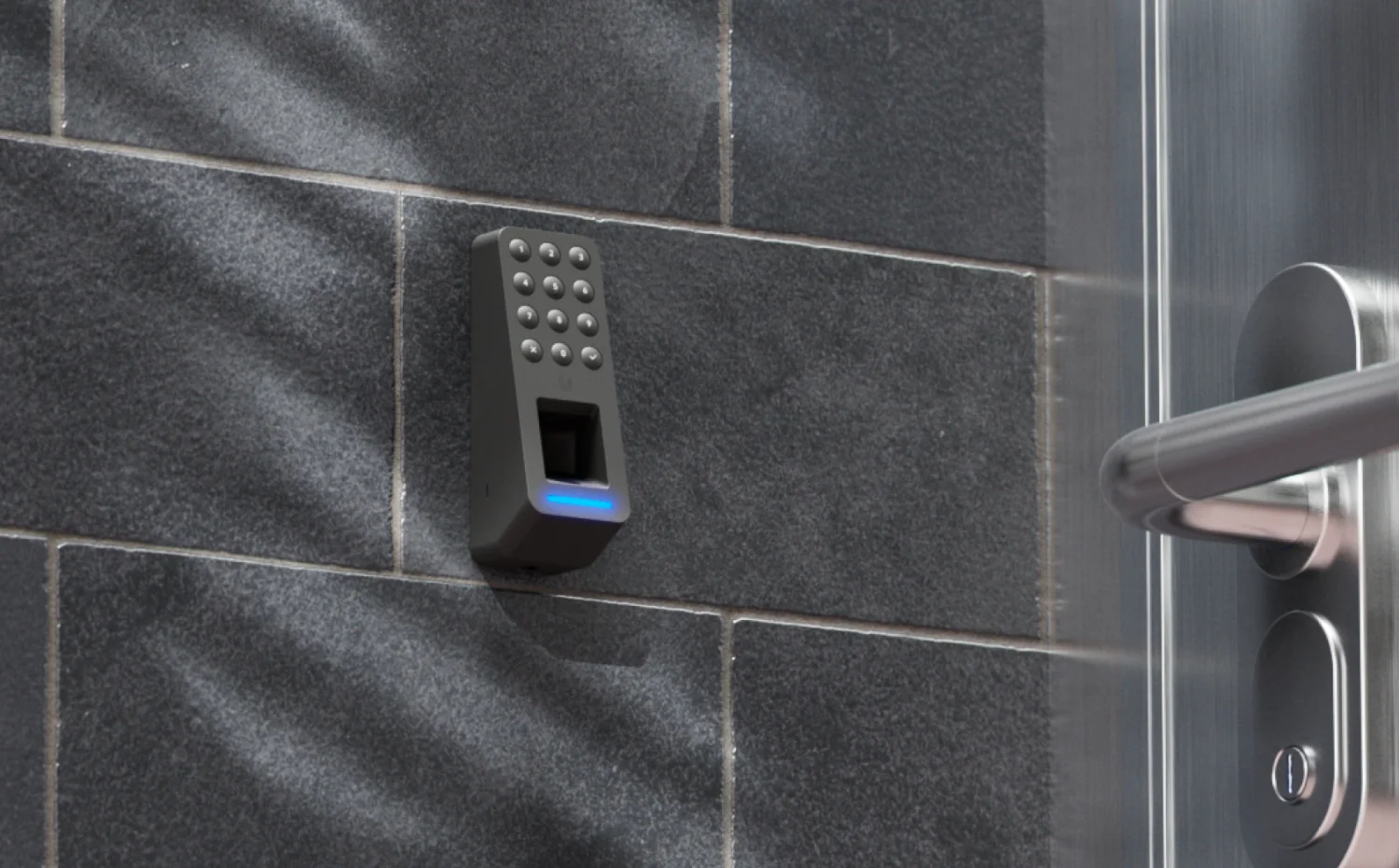 Ubiquiti UA-G3-Fingerprint-B zwarte lezer op een stenen muur naast een deur