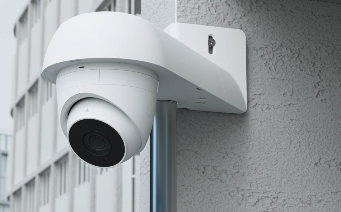 UACC-Camera-AM in wit met camera aan een wand