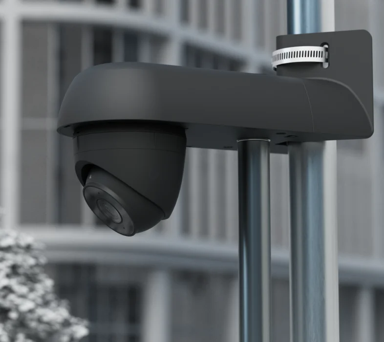UACC-Camera-AM in zwart met UniFi-camera aan een paal