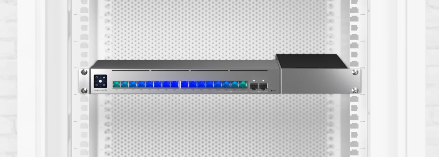 Pro Max 16 Rack Mount – montagevoorbeeld 1 met apart geleverde switch