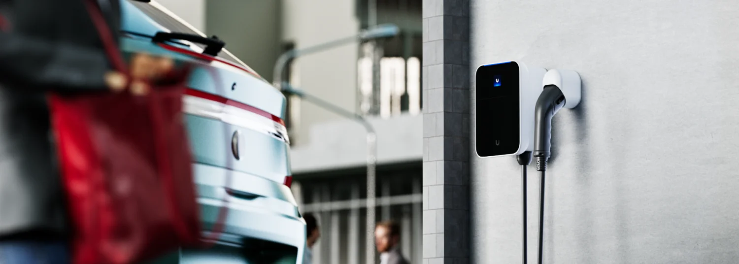 UniFi EV Station Lite bij een elektrische auto op een laadplek