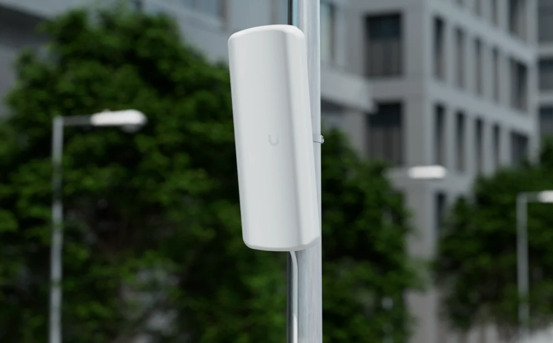 UniFi Device Bridge Pro Sector gemonteerd aan een mast buiten