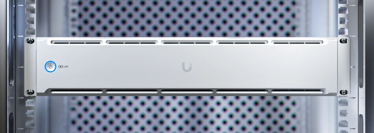 UniFi UPS 2U gemonteerd in een netwerkrack