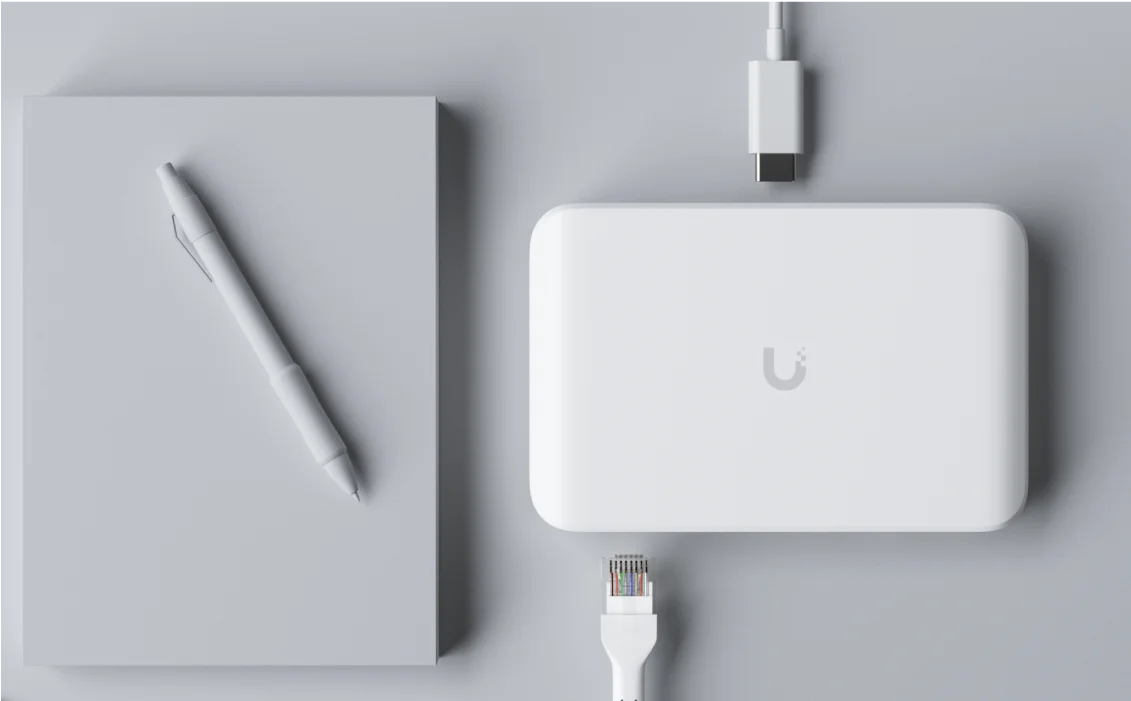 Switch Flex Mini op een bureau aangesloten via USB-C