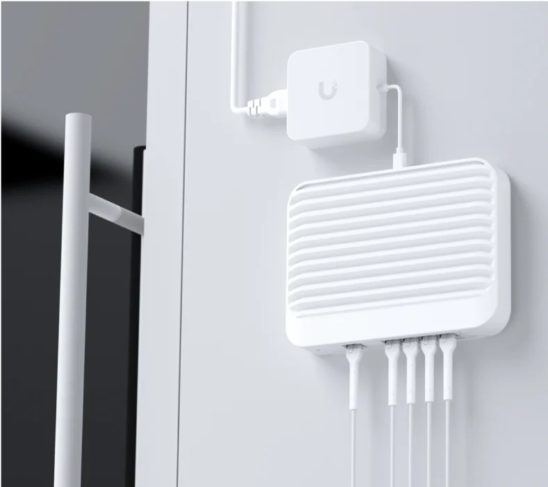 UniFi Switch Flex XG – wandmontage naast een werkplek