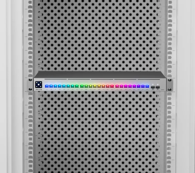 UniFi Switch Pro Max 24 PoE – montage aan een rackrail