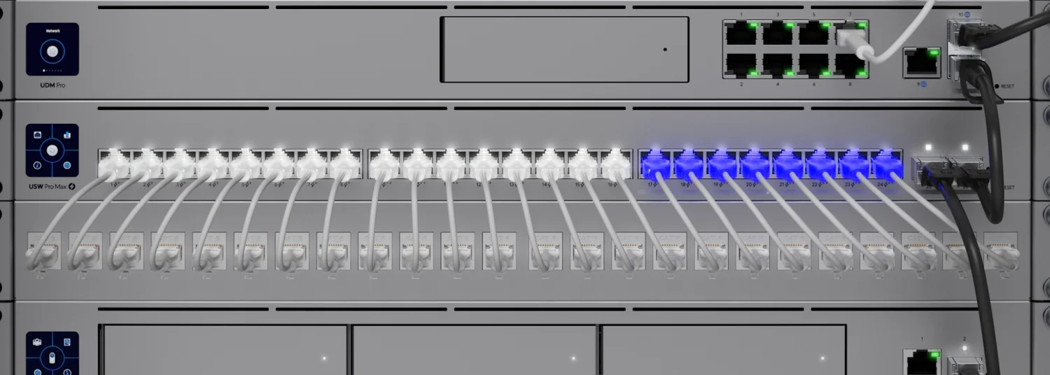 UniFi Switch Pro Max 24 PoE – bekabeling in een netwerkrack