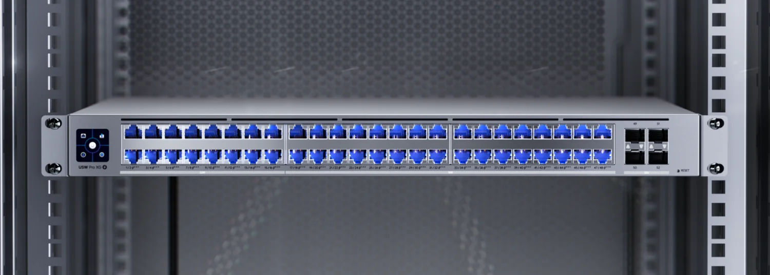 Switch Pro XG 48 PoE met Etherlighting in een rack
