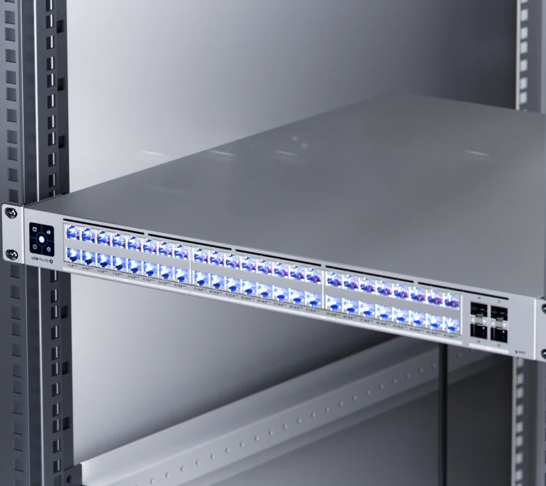Switch Pro XG 48 PoE aangesloten in een rack