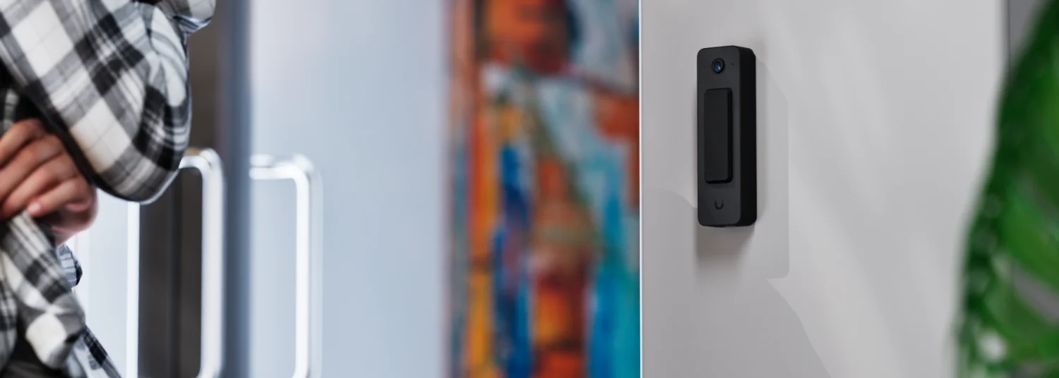 Doorbell Lite in zwart bij een entree