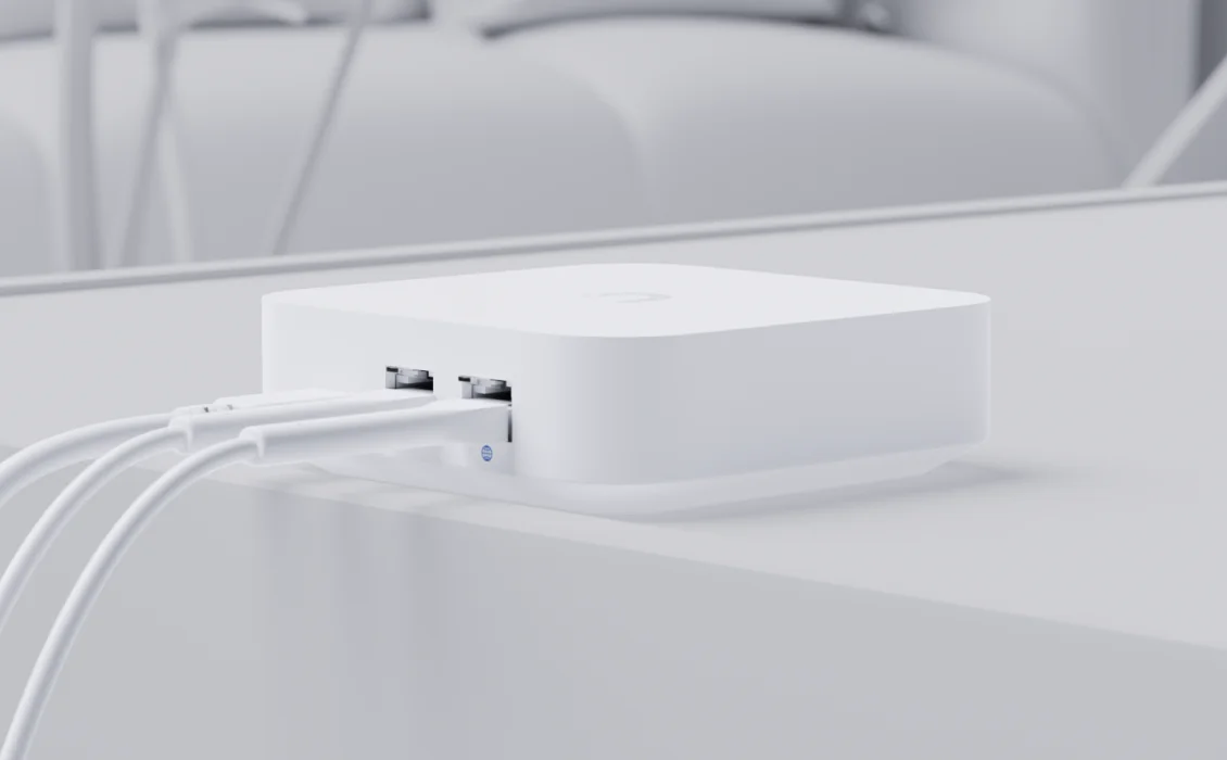 UniFi Gateway Lite UXG-Lite met aangesloten USB-C-voeding en netwerkkabels
